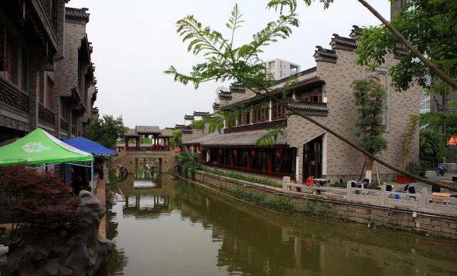 南登杜陵上，北望五陵间。秋水明落日，流光灭远山